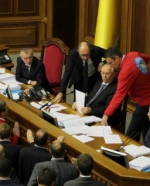 Опозиція заблокувала трибуну парламенту і кличе Януковича з Азаровим (фото)