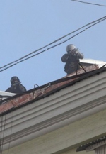 Спецпризначенці стріляють у натовп із дахів (фото, відео)