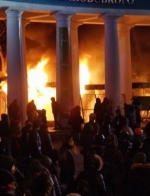 В мережі з'явилось відео, де беркутівець б'є активістів на колонаді, після чого один впав і розбився (відео)