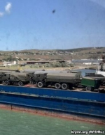 Військову техніку доставляють до Криму пасажирськими поромами. Люди по 10-12 годин чекають своєї черги