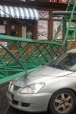 В Одесі шторм – падають дерева й крани, деякі вузи не працюють (фото)