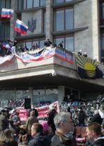 У Макіївці сепаратисти демонтували герб України на міськраді (відео)