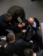 "Регіонали" зібрали картки і почали тікати із сесійної зали (фото)