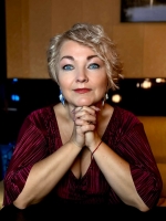 Кожне “З Новим роком!” звучить як маніфест життя, як підтвердження того, що ми є, ми боремося і ми обов’язково переможемо будь-яку негоду. В цьому переконана народна артистка України Оксана Пекун. (+ ВІДЕО)