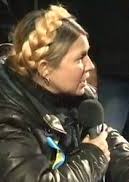 Тимошенко зі сцени закликала Майдан не надто довіряти політикам і не розходитись