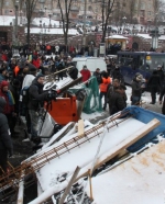 "Антимайданівці" спробували розібрати барикаду біля КМДА (фото)