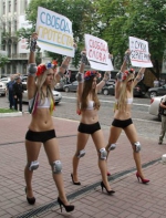 Міліція прийшла з обшуком до Femen. У русі заявляють, що їм підкинули зброю і компрометуючі матеріали (фото, відео)