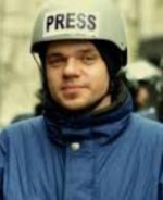 Журналісти підійшли впритул до силовиків із закликом не стріляти (фото)