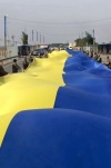 На адміністративному кордоні з Кримом розгорнули велетенський прапор України (фото, відео)