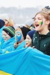 На мосту Патона у Києві активісти утворили "живий ланцюг Соборності" (фото)