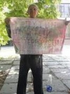 Під Верховним судом Криму затримали кримськотатарського активіста (фото)