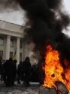 Під Радою спалили прапор Росії, сталася сутичка (відео)