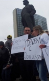 У Донецьку та в Криму проходять мітинги за і проти Росії. У Севастополі сталася бійка