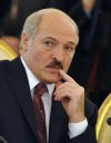 Лукашенко хоче, аби Україна всиділа на двох стільцях