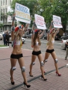Міліція прийшла з обшуком до Femen. У русі заявляють, що їм підкинули зброю і компрометуючі матеріали (фото, відео)